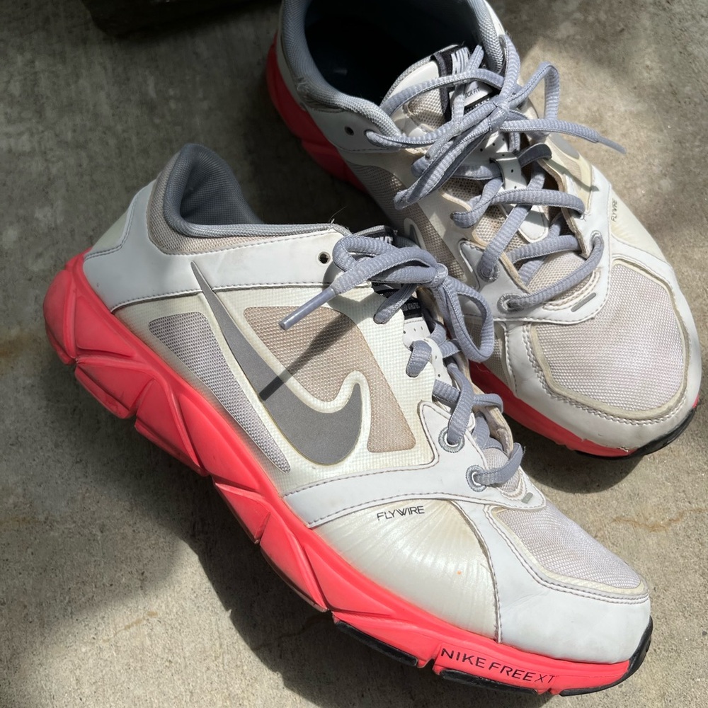 Nike FLYWIRE 8.5 US Women's Running Shoes WHITE & coral pink